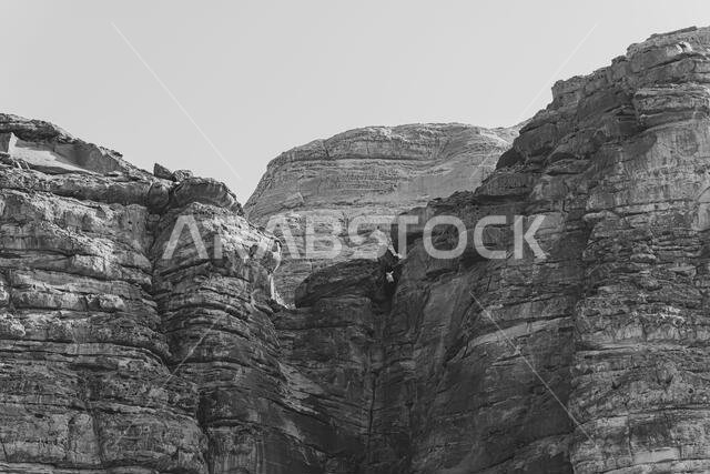 صورة بالأبيض والأسود لجبال الحجر الرملي في منطقة العلا القديمة بالمملكة العربية السعودية