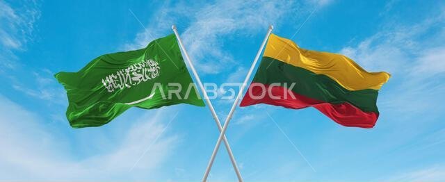 علمان متقاطعان، ليتوانيا والسعودية، يرفرفان في مهب الريح تحت سماء ملبدة بالغيوم. يرمزان إلى العلاقة والحوار والسفر بين البلدين. رسم توضيحي ثلاثي الأبعاد