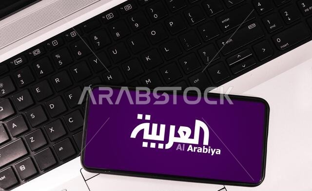 خلفية حديثة لمفهوم شركة طيران العربية مع شاشة هاتف محمول ولوحة مفاتيح في الخلفية، تحريرية