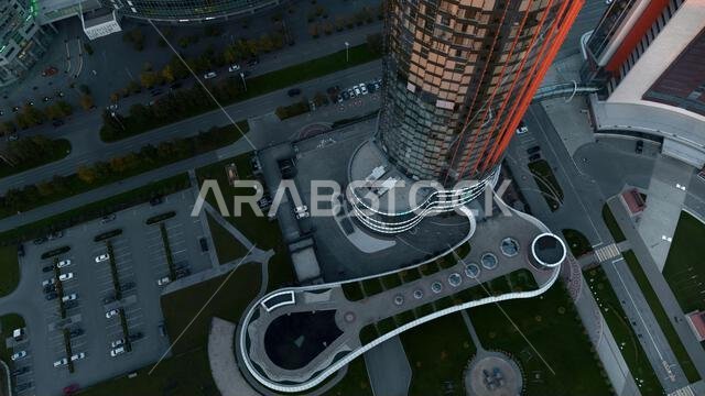 لقطة جوية لناطحة سحاب بواجهة زجاجية دائرية. لقطات أرشيفية. مركز مدينة جميل بشارع رائع لقطة جوية لناطحة سحاب بواجهة زجاجية دائرية. لقطات أرشيفية. مركز مدينة جميل بشارع رائع