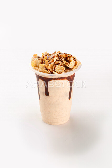 صورة مقربة لكوب من مشروب الميلك شيك، مشروبات باردة طازجة، مشروب ميلك شيك اللذيذ، الكريمة والبسكويت، الحلويات والسكريات، خلفية بيضاء
