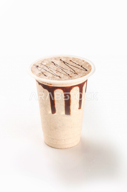 صورة مقربة لكوب من مشروب الشوكولاتة اللذيذ، مشروبات باردة طازجة، مشروب الشوكلاتة بالكريمة، الحلويات والسكريات، خلفية بيضاء