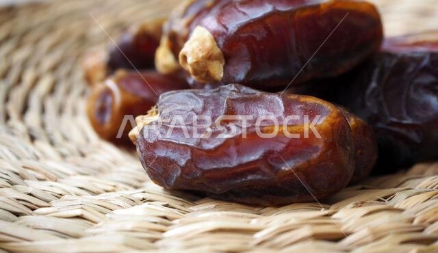 ثمار التمر المجففة. خلفية أو لافتة رمضان كريم.
