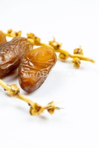 صورة مقرّبة لتمور جزائرية ملكية على خلفية بيضاء. مفهوم رمضان.