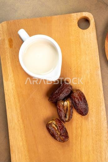 تمر بالحليب (سوسو كورما) مصنوع من الحليب والتمر أو ثمار النخيل. مساحة للكتابة. مساحة فارغة