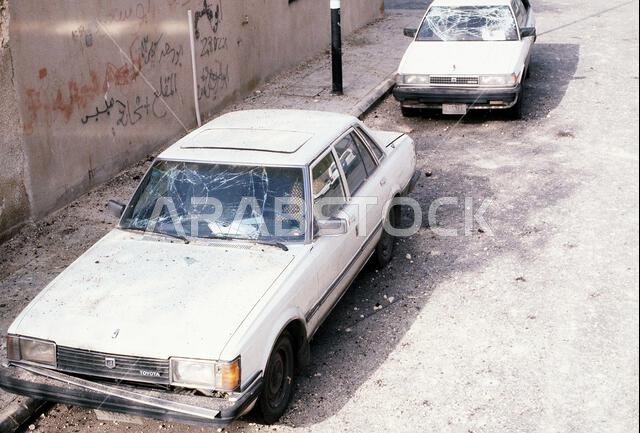 تضررت الزجاجات الأمامية للسيارات جراء سقوط شظايا صاروخ سكود عراقي اعترضه صاروخ باتريوت خلال عملية عاصفة الصحراء. العملية/السلسلة: عاصفة الصحراء. الدولة: المملكة العربية السعودية.