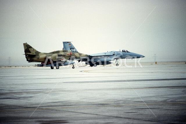 طائرة كويتية من طراز A-4KU سكاي هوك وطائرة من طراز F-15C إيجل تابعة للجناح المقاتل التكتيكي الأول تقفان في مطار قبل مهمة خلال عملية عاصفة الصحراء. الموضوع: عملية/سلسلة: عاصفة الصحراء، الدولة: المملكة العربية السعودية. طائرة كويتية من طراز A-4KU سكاي هوك وطائرة من طراز F-15C إيجل تابعة للجناح المقاتل التكتيكي الأول تقفان في مطار قبل مهمة خلال عملية عاصفة الصحراء. الموضوع: عملية/سلسلة: عاصفة الصحراء، الدولة: المملكة العربية السعودية.