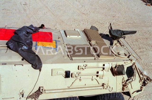 صورة جزئية من الجانب الأيمن لنظام الاستطلاع النووي والبيولوجي والكيميائي M-93 Fox، الذي تم استخدامه في عملية عاصفة الصحراء. M-93 هو نسخة معدلة من ناقلة الجنود المدرعة Transportpanzer 1 الألمانية الغربية. الموضوع: عملية عاصفة الصحراء، الدولة: المملكة العربية السعودية.