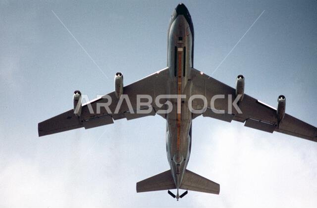 أقلعت طائرة التزود بالوقود KC-135 ستراتوتانكر التابعة للجناح 410 للقصف من القاعدة متجهةً إلى المملكة العربية السعودية لدعم عملية درع الصحراء. العملية/السلسلة: درع الصحراء. القاعدة: قاعدة هيكام الجوية. الولاية: هاواي. الدولة: الولايات المتحدة الأمريكية. أقلعت طائرة التزود بالوقود KC-135 ستراتوتانكر التابعة للجناح 410 للقصف من القاعدة متجهةً إلى المملكة العربية السعودية لدعم عملية درع الصحراء. العملية/السلسلة: درع الصحراء. القاعدة: قاعدة هيكام الجوية. الولاية: هاواي. الدولة: الولايات المتحدة الأمريكية.