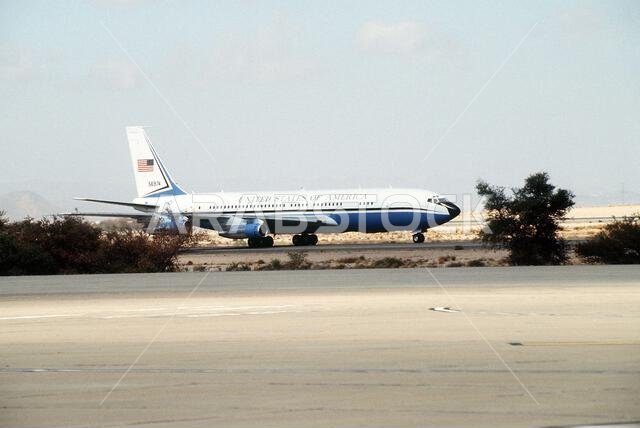 طائرة من طراز VC-137 ستراتولاينر تقف على مدرج المطار بعد نقلها وزير الدفاع ريتشارد تشيني والجنرال كولن باول، رئيس هيئة الأركان المشتركة، إلى المنطقة لحضور مؤتمر حول التدخل العسكري الأمريكي ضد العراق خلال عملية عاصفة الصحراء. الموضوع: عملية عاصفة الصحراء، الدولة: المملكة العربية السعودية. طائرة من طراز VC-137 ستراتولاينر تقف على مدرج المطار بعد نقلها وزير الدفاع ريتشارد تشيني والجنرال كولن باول، رئيس هيئة الأركان المشتركة، إلى المنطقة لحضور مؤتمر حول التدخل العسكري الأمريكي ضد العراق خلال عملية عاصفة الصحراء. الموضوع: عملية عاصفة الصحراء، الدولة: المملكة العربية السعودية.