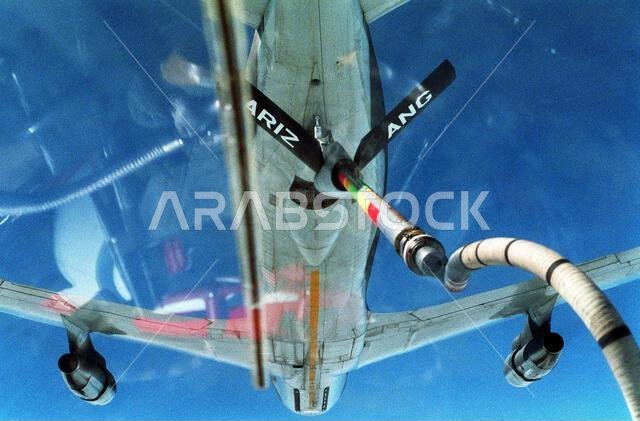 صورة من قمرة قيادة طائرة إف-14 إيه تومكات تابعة للسرب المقاتل 41 (VF-41) أثناء قيامها بعملية تزويد بالوقود جواً بواسطة طائرة كي سي-135 إي ستراتوتانكر تابعة لمجموعة التزويد بالوقود الجوي 161 التابعة للحرس الوطني الجوي في أريزونا، وذلك خلال عملية عاصفة الصحراء. الموضوع: عملية عاصفة الصحراء، الدولة: المملكة العربية السعودية.