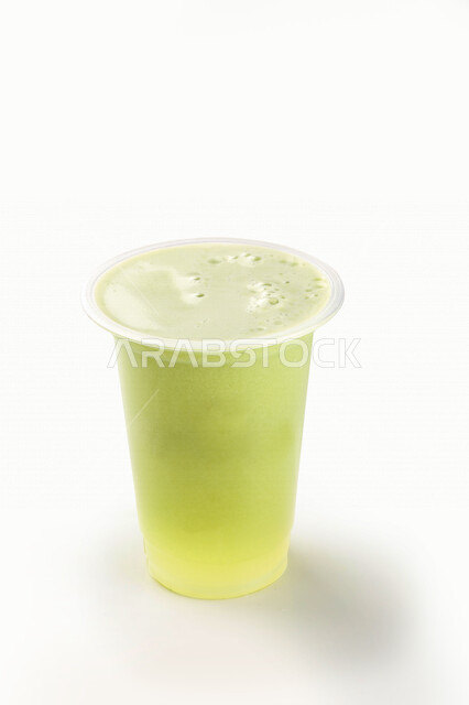 صورة مقربة لكوب من عصير العنب اللذيذ، مشروب بارد من فاكهة العنب، مشروبات باردة، عصائر طبيعية لذيذة، عصير صحي ومفيد، مشروب صيفي منعش ومثلج، خلفية بيضاء