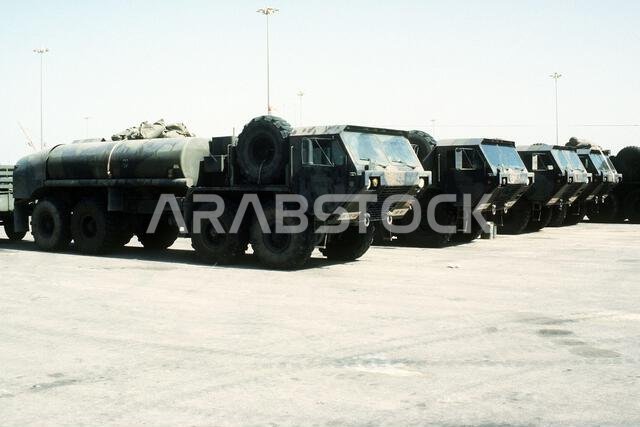 تصطف شاحنات تزويد الوقود من طراز M-978 في منطقة انتظار خلال عملية درع الصحراء. هذه المعدات تابعة للفوج الثالث من سلاح الفرسان المدرع. العملية/السلسلة: درع الصحراء. الدولة: المملكة العربية السعودية. تصطف شاحنات تزويد الوقود من طراز M-978 في منطقة انتظار خلال عملية درع الصحراء. هذه المعدات تابعة للفوج الثالث من سلاح الفرسان المدرع. العملية/السلسلة: درع الصحراء. الدولة: المملكة العربية السعودية.