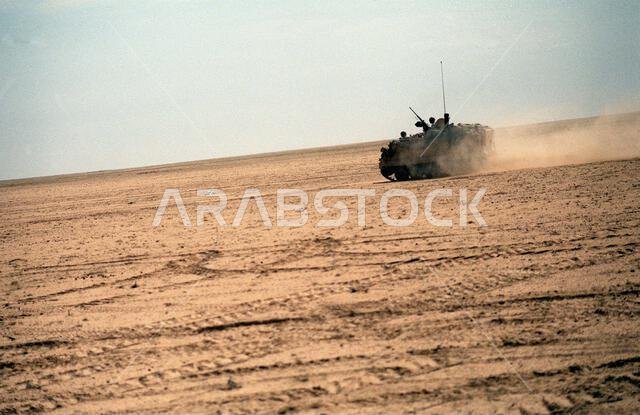 تتحرك ناقلة جنود مدرعة من طراز M-113 عبر الصحراء قرب الحدود الكويتية قبل بدء الهجوم البري خلال عملية عاصفة الصحراء. الموضوع: عملية/سلسلة: عاصفة الصحراء، الدولة: المملكة العربية السعودية.