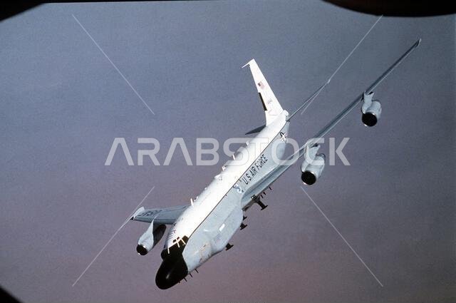 صورة جوية من الجانب الأيسر لطائرة RC-135 ستراتوليفتر خلال عملية عاصفة الصحراء. موضوع العملية/السلسلة: عاصفة الصحراء. الدولة: المملكة العربية السعودية. صورة جوية من الجانب الأيسر لطائرة RC-135 ستراتوليفتر خلال عملية عاصفة الصحراء. موضوع العملية/السلسلة: عاصفة الصحراء. الدولة: المملكة العربية السعودية.