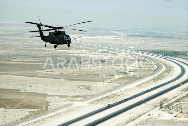 تحلق مروحية من طراز UH-60 بلاك هوك فوق منطقة تدريب خلال عملية درع الصحراء. الموضوع: عملية/سلسلة: درع الصحراء. الدولة: المملكة العربية السعودية. تحلق مروحية من طراز UH-60 بلاك هوك فوق منطقة تدريب خلال عملية درع الصحراء. الموضوع: عملية/سلسلة: درع الصحراء. الدولة: المملكة العربية السعودية.