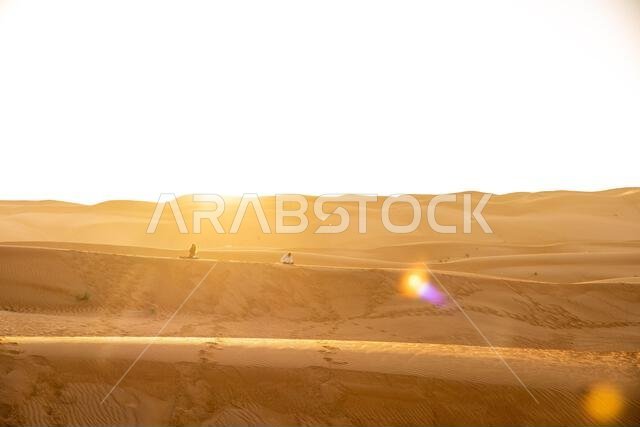 شروق الشمس في الصحراء