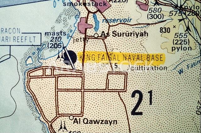 صورة مقرّبة لخريطة استُخدمت خلال عملية درع الصحراء، تُظهر موقع قاعدة الملك فيصل البحرية. موضوع العملية/السلسلة: درع الصحراء. الدولة: المملكة العربية السعودية. صورة مقرّبة لخريطة استُخدمت خلال عملية درع الصحراء، تُظهر موقع قاعدة الملك فيصل البحرية. موضوع العملية/السلسلة: درع الصحراء. الدولة: المملكة العربية السعودية.