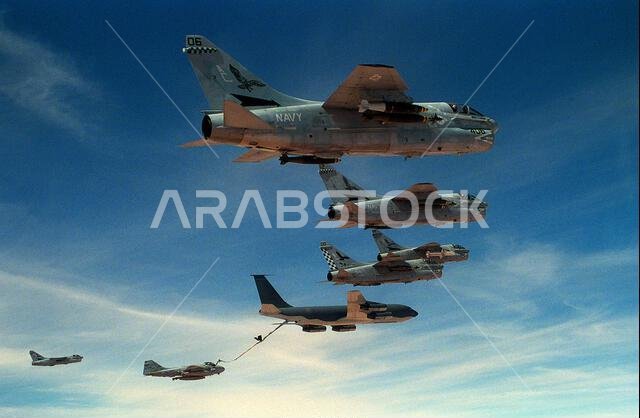 أثناء توجهها من حاملة الطائرات الأمريكية جون إف. كينيدي (CV-67) إلى أهداف في العراق والكويت خلال عملية عاصفة الصحراء، التقت خمس طائرات من طراز A-7E كورسير تابعة لسرب الهجوم 72 (VA-72) وطائرة من طراز A-6E إنترودر تابعة لسرب الهجوم 75 (VA-75) بطائرة KC-135E ستراتوتانكر للتزود بالوقود في الجو. تحمل طائرة A-7E الثالثة من الأعلى صواريخ AGM-88 HARM عالية السرعة المضادة للإشعاع؛ بينما تحمل الطائرات الأخرى قنابل مارك 83 زنة 1000 رطل وصواريخ AIM-9 سايدويندر.