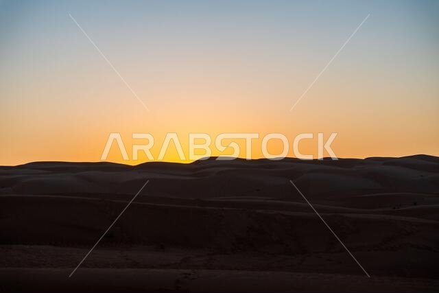 شروق الشمس في الصحراء