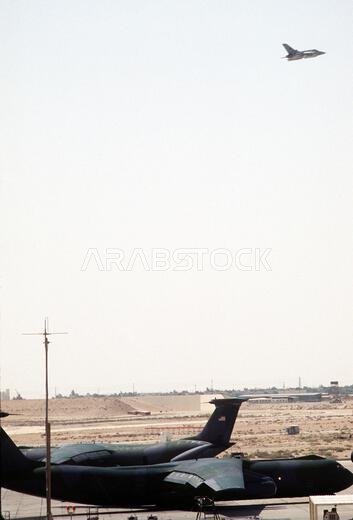 طائرات النقل الجوي العسكري من طراز C-141B ستارليفت تقف على مدرج الطائرات بعد نقلها للقوات والمعدات دعماً لعملية درع الصحراء. العملية/السلسلة: عملية درع الصحراء. الدولة: المملكة العربية السعودية. طائرات النقل الجوي العسكري من طراز C-141B ستارليفت تقف على مدرج الطائرات بعد نقلها للقوات والمعدات دعماً لعملية درع الصحراء. العملية/السلسلة: عملية درع الصحراء. الدولة: المملكة العربية السعودية.