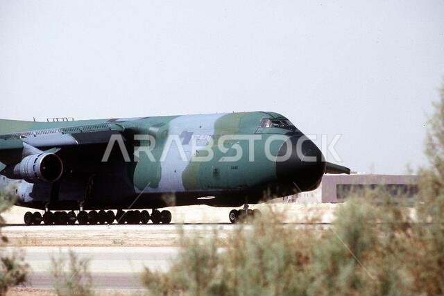 تستعد طائرة من طراز C-5A غالاكسي للإقلاع لدعم عملية درع الصحراء. العملية/السلسلة: عملية درع الصحراء. الدولة: المملكة العربية السعودية. تستعد طائرة من طراز C-5A غالاكسي للإقلاع لدعم عملية درع الصحراء. العملية/السلسلة: عملية درع الصحراء. الدولة: المملكة العربية السعودية.
