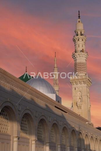 المسجد ليلاً. مسجد النبي بالمدينة المنورة. قبة خضراء وقمر.