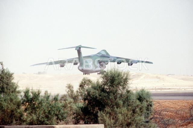 تقلع طائرة من طراز C-5A غالاكسي لدعم عملية درع الصحراء. العملية/السلسلة: عملية درع الصحراء. الدولة: المملكة العربية السعودية. تقلع طائرة من طراز C-5A غالاكسي لدعم عملية درع الصحراء. العملية/السلسلة: عملية درع الصحراء. الدولة: المملكة العربية السعودية.