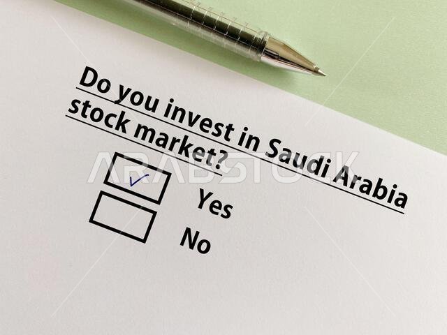 يجيب شخص ما على سؤال حول سوق الأسهم. وهو يستثمر في سوق الأسهم السعودية.