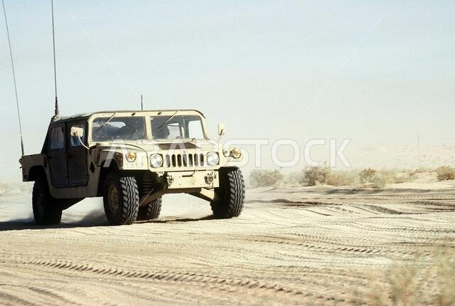 مركبة هامفي متعددة الأغراض عالية الحركة من طراز M1038 تقود قافلة على طريق صحراوي خلال عملية درع الصحراء. العملية/السلسلة: درع الصحراء. الدولة: المملكة العربية السعودية.