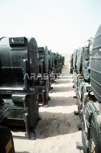تُكدّس حاويات الذخيرة في نقطة إمداد الذخيرة رقم 3 بالقرب من مشاب استعدادًا لشحنها إلى الولايات المتحدة في أعقاب عملية عاصفة الصحراء. العملية/السلسلة: عاصفة الصحراء. الدولة: المملكة العربية السعودية.