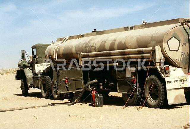 شاحنة وقود سعتها 5000 جالون تابعة لسرية الإمداد والنقل الثالثة، الكتيبة الأولى، على أهبة الاستعداد لتزويد المركبات المدرعة بالوقود خلال عملية درع الصحراء. العملية/السلسلة: درع الصحراء. الدولة: المملكة العربية السعودية.