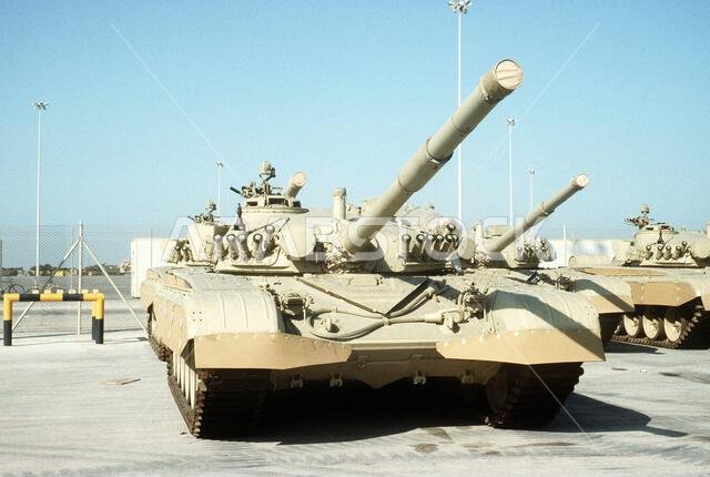 تُخزَّن دبابات القتال الرئيسية الكويتية من طراز T-72، المصنّعة في يوغوسلافيا، في قاعدة سعودية خلال عملية درع الصحراء، ريثما يتم إعادتها بعد تحرير الكويت من القوات العراقية. العملية/السلسلة: درع الصحراء، الدولة: المملكة العربية السعودية.