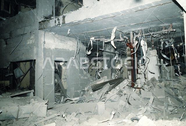 صورة لفصل دراسي في مدرسة ابتدائية دُمِّر جراء انفجار صاروخ سكود عراقي خلال عملية عاصفة الصحراء. الموضوع: عملية/سلسلة: عاصفة الصحراء. الدولة: المملكة العربية السعودية.