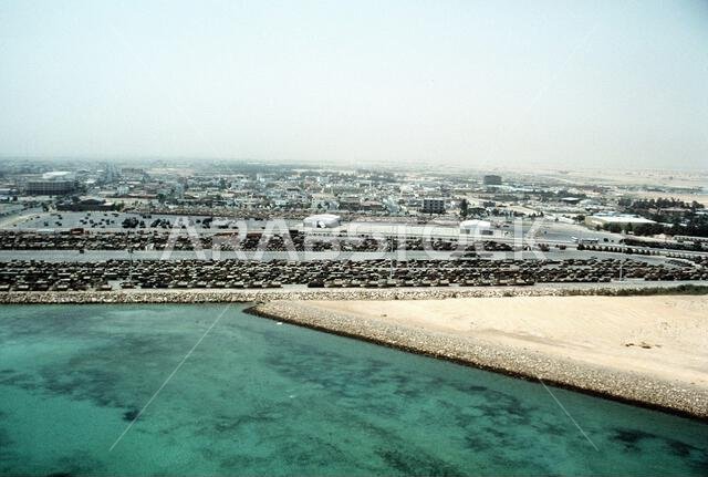 تُخزَّن المركبات المدرعة والمعدات الأخرى في منطقة تخزين مؤقتة استعدادًا لإعادة نشرها في الولايات المتحدة في أعقاب عملية عاصفة الصحراء. العملية/السلسلة: عاصفة الصحراء. الدولة: المملكة العربية السعودية.