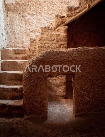 مدينة العلا القديمة، المملكة العربية السعودية. درج العلا الذي يعود تاريخه إلى 900 عام، ويؤدي إلى منزل في المنطقة المُرممة من المدينة. منطقة المدينة المنورة.