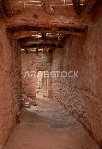 مدينة العلا القديمة، مدينة العلا، المملكة العربية السعودية. أزقة العلا المبنية من الطين والطوب، والتي يعود تاريخها إلى 900 عام. جزء مُرمم من المدينة في المملكة العربية السعودية. منطقة المدينة المنورة.