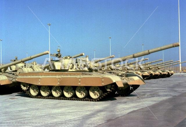 تُخزَّن دبابات القتال الرئيسية الكويتية من طراز T-72، المصنّعة في يوغوسلافيا، في قاعدة سعودية خلال عملية درع الصحراء، ريثما يتم إعادتها بعد تحرير الكويت من القوات العراقية. العملية/السلسلة: درع الصحراء، الدولة: المملكة العربية السعودية.