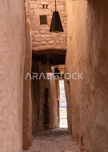 مدينة العلا القديمة، مدينة العلا، المملكة العربية السعودية. أزقة العلا المبنية من الطين والطوب، والتي يعود تاريخها إلى 900 عام. جزء مُرمم من المدينة في المملكة العربية السعودية. منطقة المدينة المنورة.