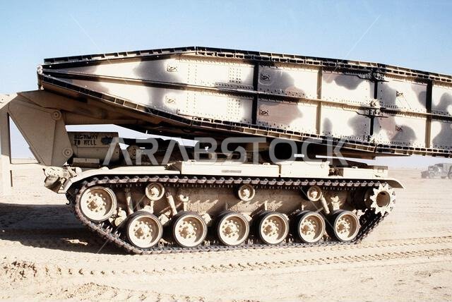 جسر إطلاق المركبات المدرعة من طراز M-60 التابع لقوة المشاة البحرية الثانية على أهبة الاستعداد لدخول الكويت مع بدء المرحلة البرية من عملية عاصفة الصحراء. العملية/السلسلة: عاصفة الصحراء. الدولة: المملكة العربية السعودية.