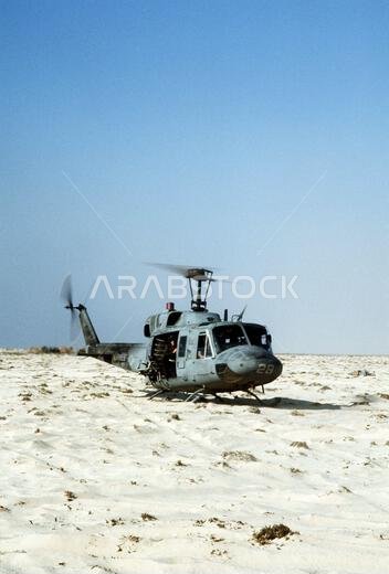 تهبط مروحية من طراز UH-1N إيروكوا تابعة لسلاح مشاة البحرية الأمريكية على شاطئ خلال مناورة "الجندي البحري 3" لدعم عملية "درع الصحراء". الموضوع: عملية/سلسلة: الجندي البحري 3 - درع الصحراء. الدولة: المملكة العربية السعودية. تهبط مروحية من طراز UH-1N إيروكوا تابعة لسلاح مشاة البحرية الأمريكية على شاطئ خلال مناورة "الجندي البحري 3" لدعم عملية "درع الصحراء". الموضوع: عملية/سلسلة: الجندي البحري 3 - درع الصحراء. الدولة: المملكة العربية السعودية.