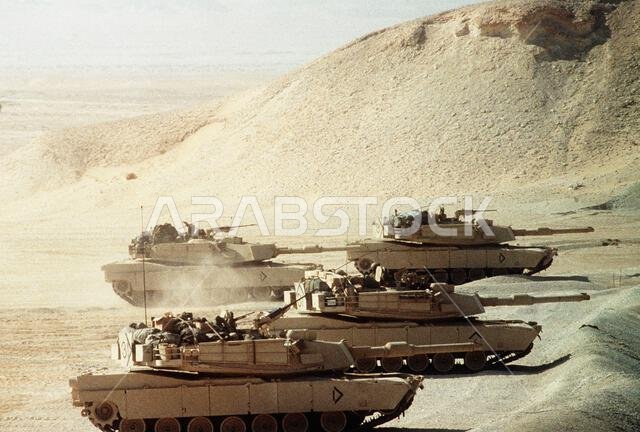 دبابات القتال الرئيسية من طراز إم-1 إيه1 أبرامز التابعة للسرية أ، الكتيبة الثالثة، الفوج المدرع الثاني والثلاثين، الفرقة الأولى المدرعة، تقف في ميدان الرماية خلال عملية درع الصحراء. موضوع العملية/السلسلة: درع الصحراء. الدولة: المملكة العربية السعودية. دبابات القتال الرئيسية من طراز إم-1 إيه1 أبرامز التابعة للسرية أ، الكتيبة الثالثة، الفوج المدرع الثاني والثلاثين، الفرقة الأولى المدرعة، تقف في ميدان الرماية خلال عملية درع الصحراء. موضوع العملية/السلسلة: درع الصحراء. الدولة: المملكة العربية السعودية.