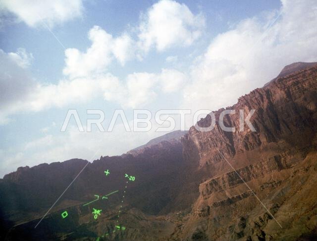 منظر من قمرة قيادة طائرة إف-14 إيه تومكات تابعة للسرب المقاتل 33 (VF-33) أثناء تدريبها على ارتفاع منخفض فوق الصحراء السعودية عقب عملية عاصفة الصحراء. يظهر جزء من شاشة العرض الأمامية (HUD) أسفل اليسار. ينتشر السرب VF-33 على متن حاملة الطائرات يو إس إس أمريكا (CV 66). الموضوع: عملية/سلسلة: عاصفة الصحراء، الدولة: المملكة العربية السعودية.