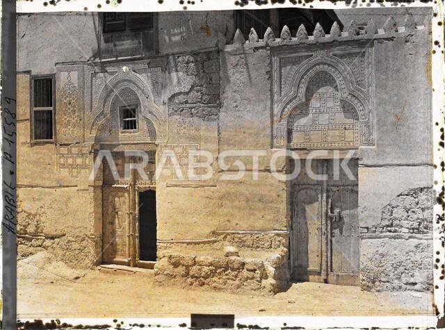 (فرنسي - جدة، الجزيرة العربية. أبواب من الخشب المزخرف).