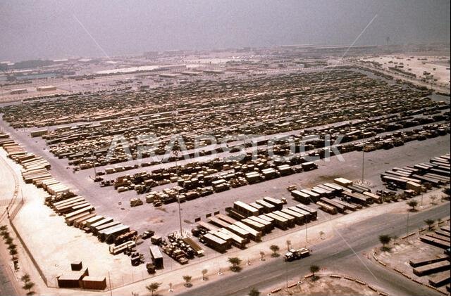 تصطف المركبات العسكرية في منطقة انتظار قرب ميناء الدمام استعداداً لنقلها إلى الولايات المتحدة في أعقاب عمليتي درع الصحراء وعاصفة الصحراء. العملية/السلسلة: درع الصحراء، عاصفة الصحراء. الدولة: المملكة العربية السعودية.