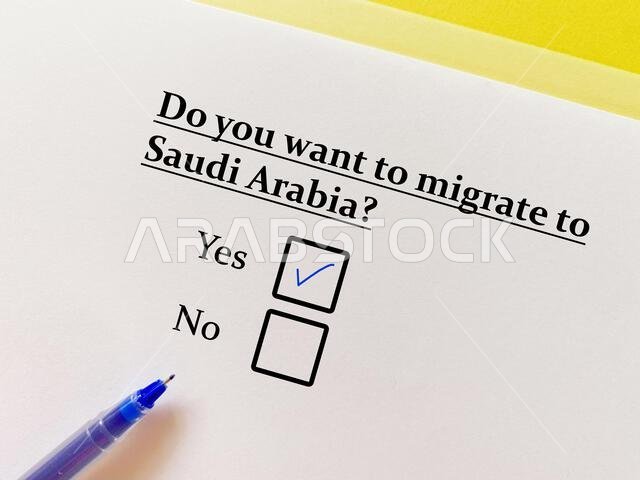 يجيب شخص على سؤال حول الانتقال إلى مكان جديد. إنه يريد الهجرة إلى المملكة العربية السعودية. يجيب شخص على سؤال حول الانتقال إلى مكان جديد. إنه يريد الهجرة إلى المملكة العربية السعودية.