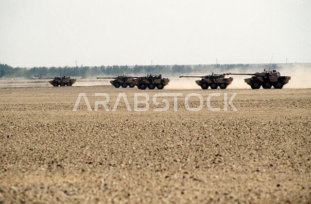 تتحرك مركبات الاستطلاع الفرنسية من طراز AMX-10RC عبر الصحراء كجزء من استعراض للدبابات المتحالفة خلال عملية درع الصحراء. الموضوع: عملية/سلسلة: درع الصحراء، الدولة: المملكة العربية السعودية.