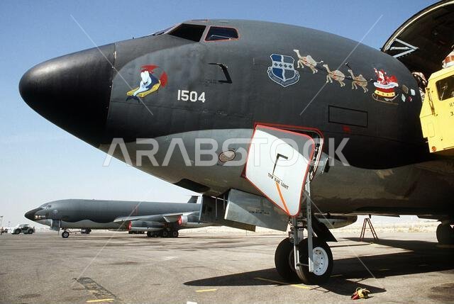 طائرة التزود بالوقود KC-135 ستراتوتانكر، التابعة للجناح التاسع للاستطلاع الاستراتيجي في قاعدة بيل الجوية بكاليفورنيا، والمزينة برسومات سانتا وجماله، تعود من الولايات المتحدة محملة بالبريد خلال عملية درع الصحراء. الموضوع: عملية/سلسلة: درع الصحراء، الدولة: المملكة العربية السعودية. طائرة التزود بالوقود KC-135 ستراتوتانكر، التابعة للجناح التاسع للاستطلاع الاستراتيجي في قاعدة بيل الجوية بكاليفورنيا، والمزينة برسومات سانتا وجماله، تعود من الولايات المتحدة محملة بالبريد خلال عملية درع الصحراء. الموضوع: عملية/سلسلة: درع الصحراء، الدولة: المملكة العربية السعودية.