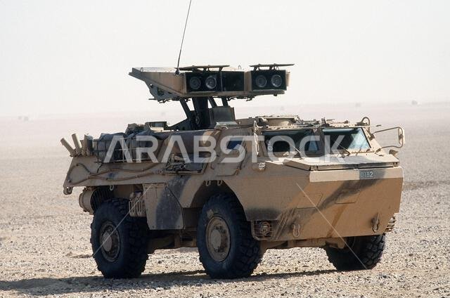 تشارك ناقلة جنود مدرعة فرنسية من طراز رينو VAB 4x4 مزودة بنظام صواريخ يوروميسيل ميفيستو في عرض للدبابات المتحالفة خلال عملية درع الصحراء. الموضوع: عملية/سلسلة: درع الصحراء، الدولة: المملكة العربية السعودية.