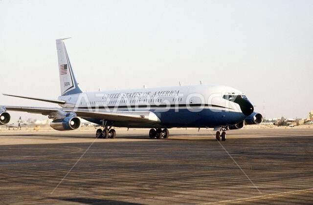 طائرة نقل من طراز VC-137 ستراتولاينر تابعة للجناح 89 للنقل الجوي العسكري من قاعدة أندروز الجوية بولاية ماريلاند، تقل وزير الدفاع الأمريكي ريتشارد تشيني والجنرال كولن باول، رئيس هيئة الأركان المشتركة، وهي تسير إلى موقف كبار الشخصيات في مطار سعودي خلال عملية درع الصحراء. الموضوع: عملية/سلسلة: درع الصحراء، الدولة: المملكة العربية السعودية.
